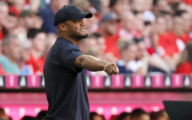 El entrenador del Bayern Múnich, Vincent Kompany, hace indicaciones a sus jugadores durante un partido de fútbol de la Bundesliga alemana. EFE/EPA/RONALD WITTEK - ATENCIÓN: Las normas del DFL prohíben cualquier utilización de fotografías como secuencias de imágenes y/o cuasi-vídeo.