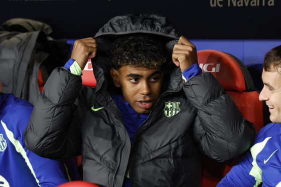 El delantero del FC Barcelona Lamine Yamal, en el banquillo antes del partido de LaLiga en Primera División que CA Osasuna y FC Barcelona disputan en el estadio de El Sadar, en Pamplona. EFE/Villar López