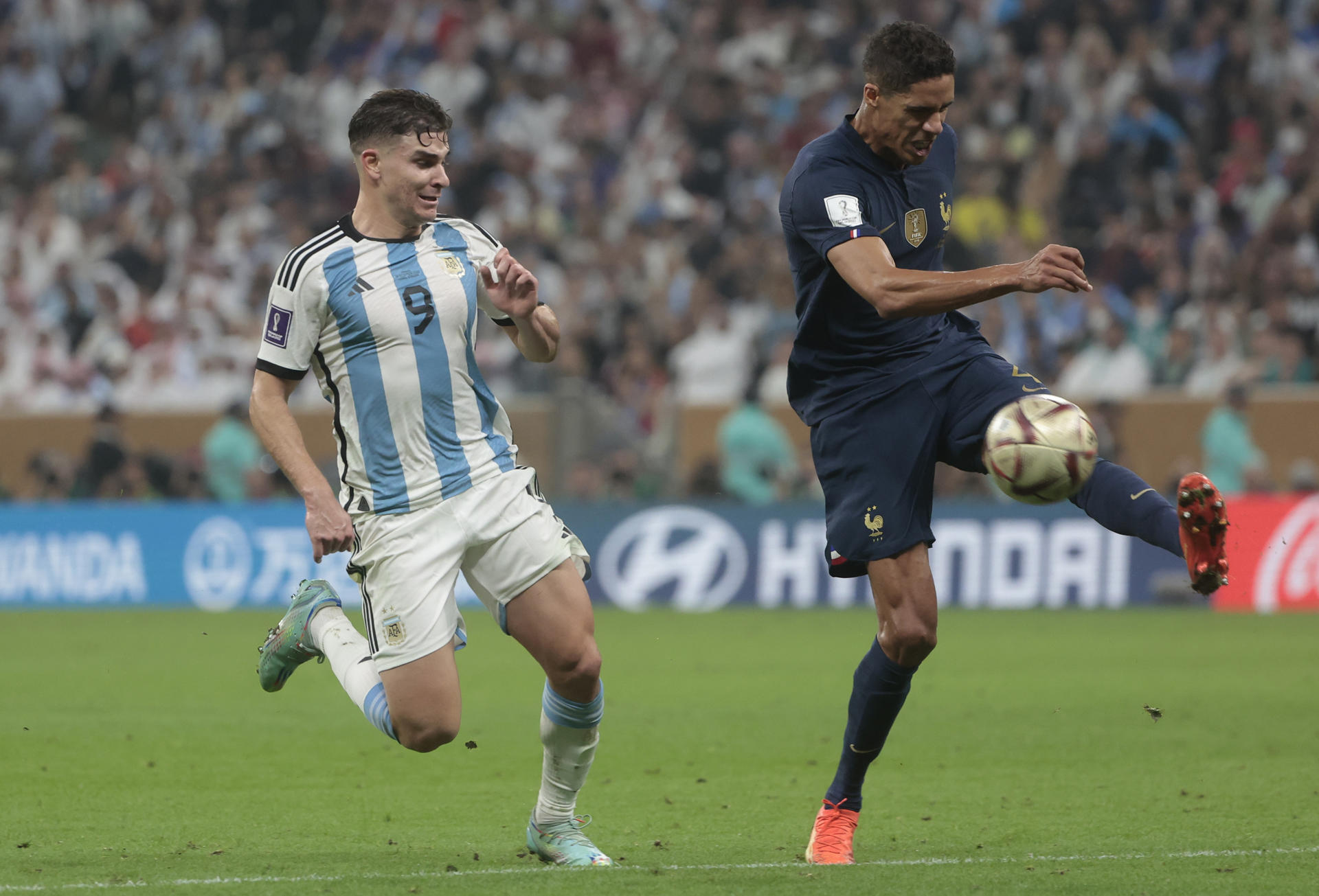 Los posibles cruces más esperados y explosivos del Mundial 2026 Raphael Varane (d) controla un balón en presencia de Julián Álvarez, durante la final del pasado Mundial que enfrentó a Francia y Argentina. EFE/ Juan Ignacio Roncoroni