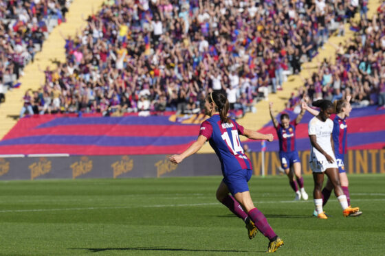 La centrocampista del FC Barcelona Aitana Bonmatí celebra después de marcar el 1-0 durante el partido de la jornada 9 de La Liga F que enfrentó a Barcelona F y Real Madrid F en el Estadio Olímpico Lluís Companys, en una foto de archivo. EFE/Alejandro García
