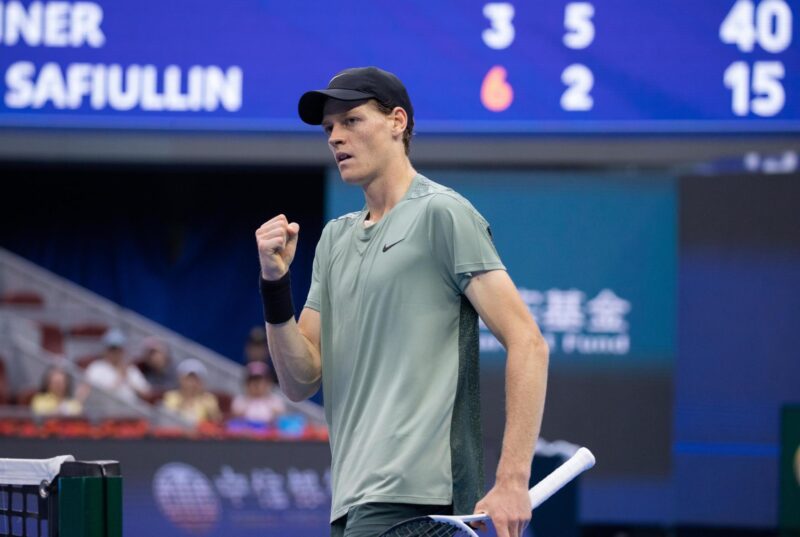 El italiano Jannik Sinner durante su partido de segunda ronda de individuales masculino contra el ruso Roman Safiullin en el Abierto de China en Pekín. EFE/EPA/JESSICA LEE