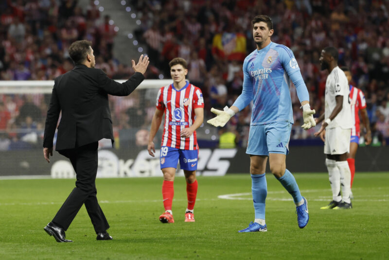 El Atlético tuvo en Correa al héroe del derbi madrileño El portero del Real Madrid Thibaut Courtois (d) conversa con el entrenador del Atlético, Diego Simeone (i), durante el partido de la LaLiga EA Sports que Atlético de Madrid y Real Madrid disputan este domingo en el estadio Civitas Metropolitano. EFE/Ballesteros