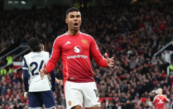 El jugador Casemiro, de Manchester United, se lamenta durante el partido de la Premier League que han jugado Manchester United y Tottenham Hotspur, en Manchester, Reino Unido. EFE/EPA/ADAM VAUGHAN