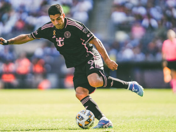 Fotografía cedida por el equipo Inter Miami del Jugador Luis Suárez controlando un balón durante un partido por la temporada regular de la MLS. EFE/Inter Miami