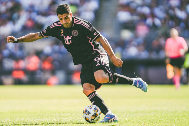 Sin Messi, pero con Suárez y Segovia: Inter Miami golea 4-1 Fotografía cedida por el equipo Inter Miami del Jugador Luis Suárez controlando un balón durante un partido por la temporada regular de la MLS. EFE/Inter Miami