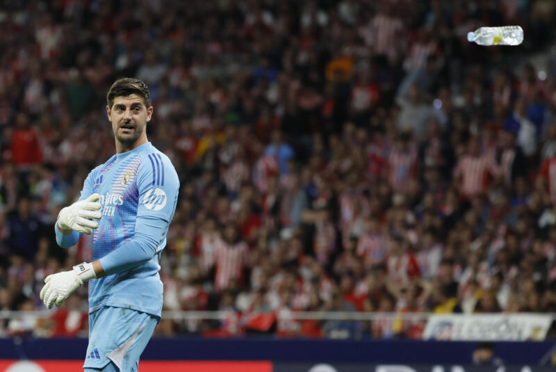 ¡Confirmado! Courtois se vuelve a lesionar, ¿hasta cuándo regresará? Courtois retira un objeto lanzado desde la grada. EFE/Ballesteros