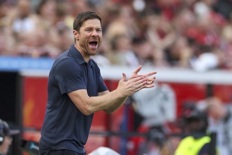 El español Xabi Alonso, técnico del Bayer Leverkusen, durante un partido de la Bundesliga alemana de fútbol. EFE/EPA/CHRISTOPHER NEUNDORF