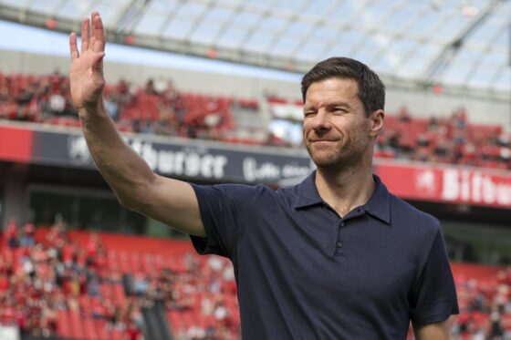El español Xabi Alonso, técnico del Bayer Leverkusen, durante un partido de la Bundesliga alemana de fútbol. EFE/EPA/CHRISTOPHER NEUNDORF