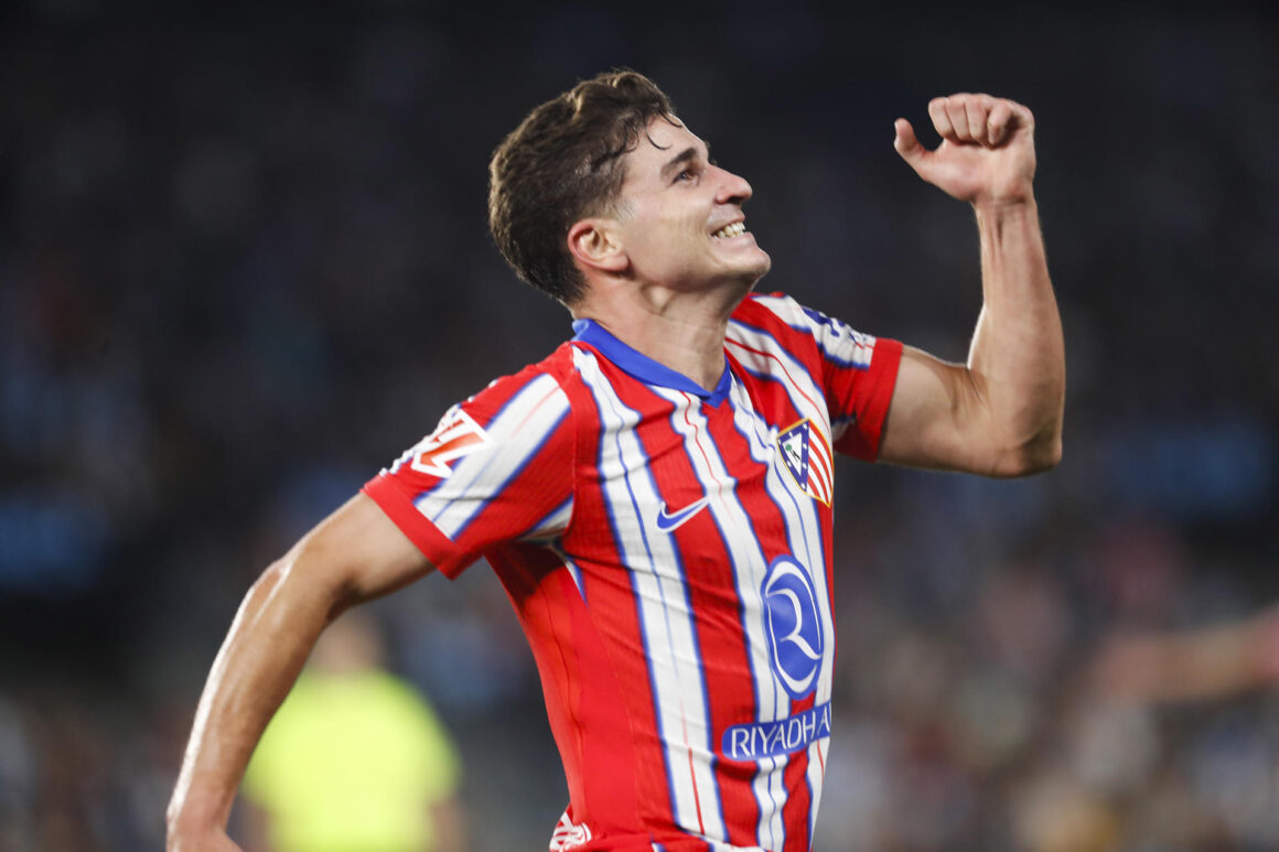 VIGO (PONTEVEDRA), 26/09/2024.- El delantero argentino del Atlético de Madrid Julián Álvarez celebra su gol durante el partido de LaLiga en Primera División que Celta de Vigo y Atlético de Madrid disputan este jueves en el estadio de Balaídos. EFE/Salvador Sas