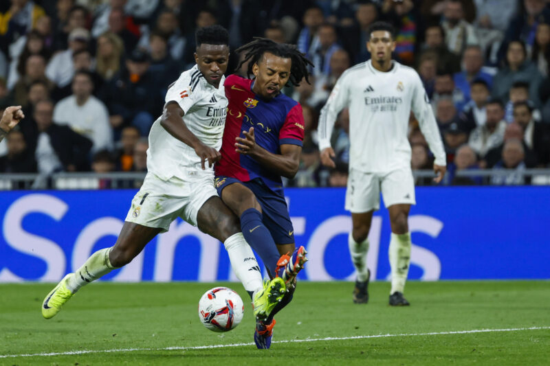 Historial entre Real Madrid y Barcelona, ¿quién tiene ventaja? El delantero del Real Madrid Vinicius Jr. (i) lucha con Jules Koundé, del FC Barcelona, durante el partido de la jornada 11 de LaLiga EA Sports. EFE/Kiko Huesca