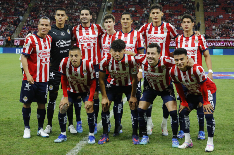 AME3614. GUADALAJARA (MÉXICO), 28/09/2024.- Jugadores del Guadalajara posan previo a un partido ante Monterrey, este sábado de la jornada 10 del torneo apertura 2024, disputado en el Estadio Akron, en Guadalajara (México-Chivas-Roberto Alvarado). EFE/ Francisco Guasco