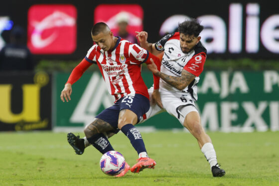 AME4943. GUADALAJARA (MÉXICO), 05/10/2024.- Roberto Alvarado (i) del Guadalajara disputa el balón con Edgar Zaldivar (d) de Atlas este sábado, durante un partido del torneo apertura 2024 de la liga del fútbol mexicano en el Estadio Akron en la ciudad de Guadalajara, Jalisco (México-Chivas). EFE/ Francisco Guasco