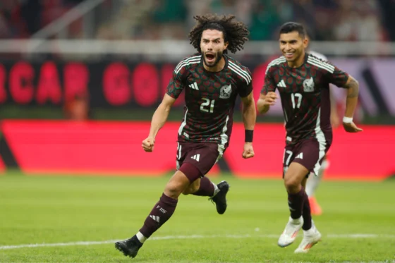 'CHINO' HUERTA CELEBRAND UN GOL CON LA SELECCIÓN MEXICANA. FOTO: EFE