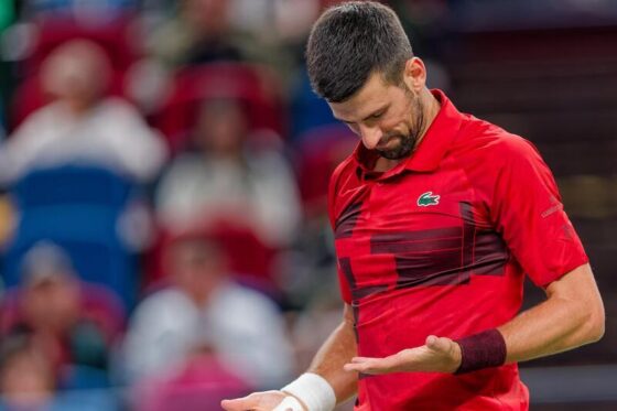 El tenista serbio Novak Djokovic durante su partido de semifinales individuales masculino contra el estadounidense Taylor Fritz en el Masters 1.000 de Shanghái, China. EFE/EPA/ALEX PLAVEVSKI