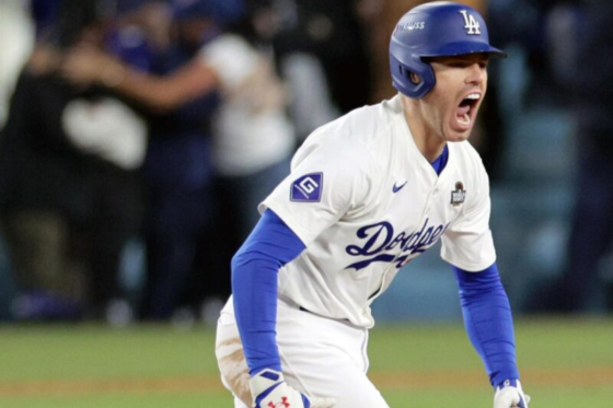 El jugador de los Dodgers de Los Angeles Freddie Freeman celebra tras conseguir un 'grand slam' ante los Yanquis de Nueva York. EFE/ALLISON DINNER