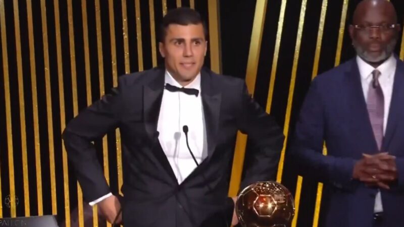 Rodri recibe el Balón de Oro a los gritos de "Vinicius"