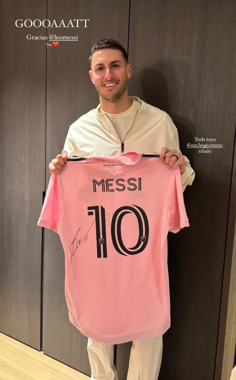 Santi Gimenez posa con playera del Inter Miami firmada por Messi (foto: IG @sant.gimenez)