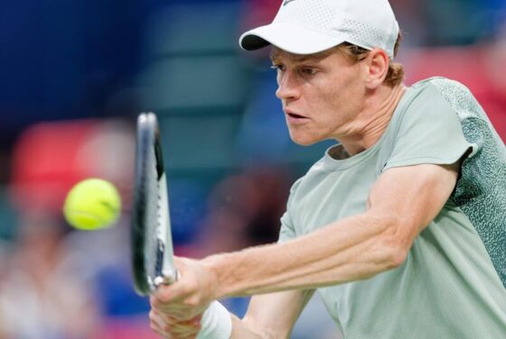El tenista italiano Jannik Sinner en acción durante su partido de semifinales individuales masculino contra el checo Tomas Machac en el Masters 1.000 de Shanghai, China.EFE/EPA/ALEX PLAVEVSKI