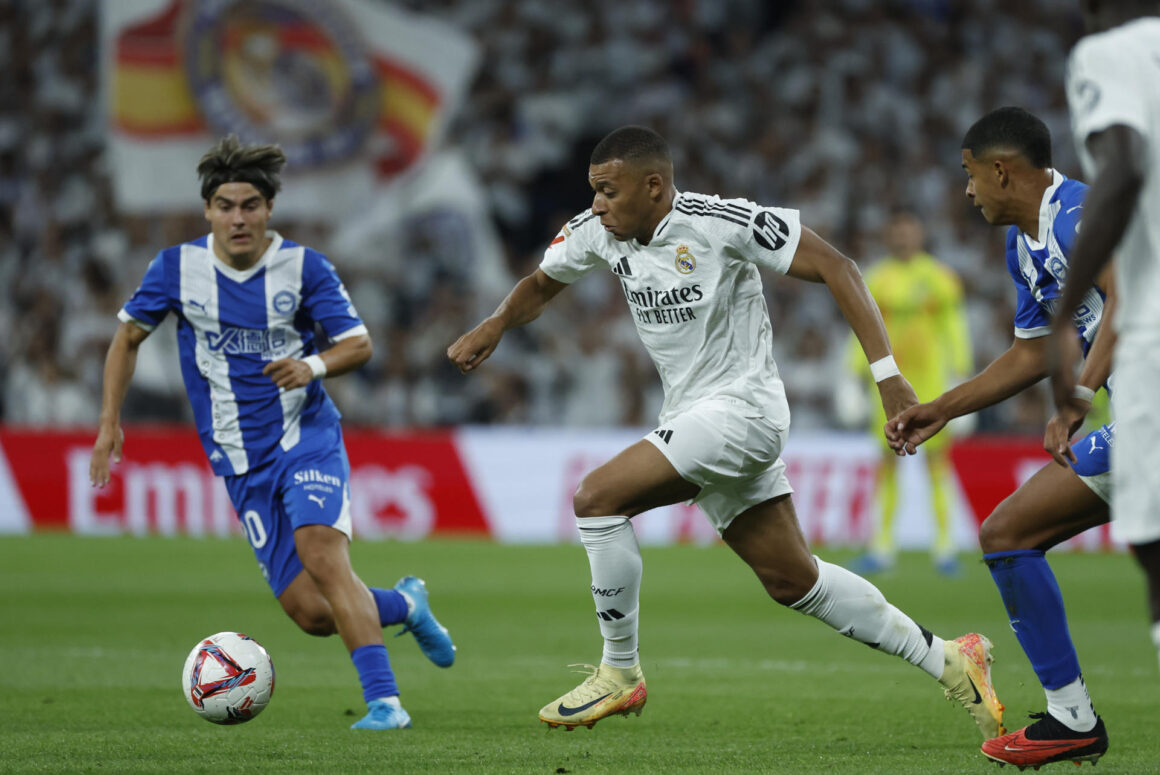 MADRID, 24/09/2024.- El delantero francés del Real Madrid Kylian Mbappé durante el encuentro de la séptima jornada de LaLiga que Real Madrid y Deportivo Alavés, Luka Romero, disputan hoy martes en el estadio Santiago Bernabéu. EFE/Juanjo Martín
