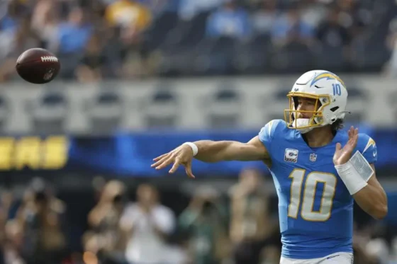 os Angeles Chargers quarterback Justin Herbert passes the ball to a teammate during the first half of the NFL game between the New Orleans Saints and the Los Angeles Chargers in Inglewood, California, USA, 27 October 2024. (Nueva Orleáns) EFE/EPA/CAROLINE BREHMAN