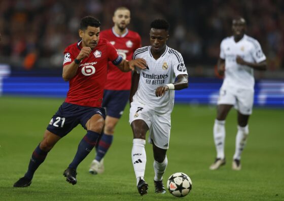 Lille (France), 02/10/2024.- Benjamin Andre (L) of Lille in action against Vinicius Junior of Real Madrid during the UEFA Champions League match between Lille and Real Madrid in Lille, France, 02 October 2024. (Liga de Campeones, Francia) EFE/EPA/MOHAMMED BADRA