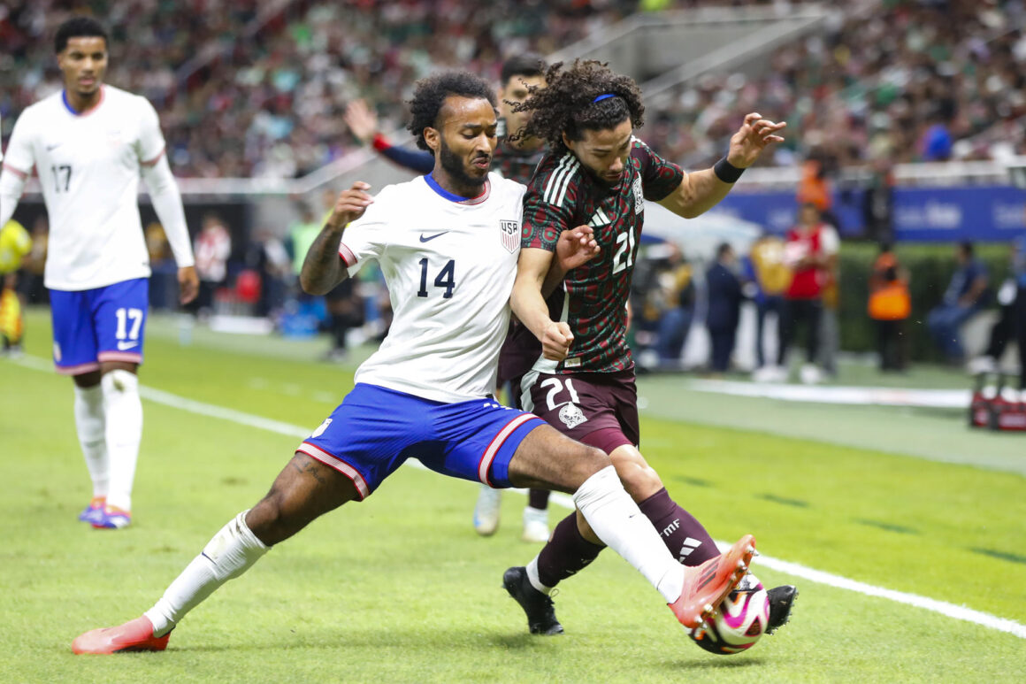 MEX2181. GUADALAJARA (MÉXICO),15/10/2024.- César Huerta (d) de México disputa el balón con Gianluca Cristiano Busio de Estados Unidos, este martes durante un partido amistoso en el Estadio Akron, en Guadalajara (México). EFE/ Francisco Guasco