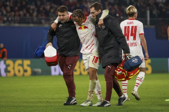 Leipzig (Germany), 23/10/2024.- Xavi Simons (C) of Leipzig leaves the pitch after sustaining an injury during the UEFA Champions League match of Leipzig against Liverpool in Leipzig, Germany, 23 October 2024. (Liga de Campeones, Alemania) EFE/EPA/CLEMENS BILAN (Champions)