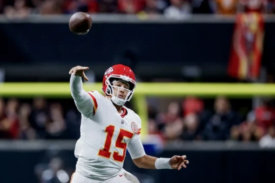 Atlanta (United States), 23/09/2024.- Kansas City Chiefs quarterback Patrick Mahomes in action against the Atlanta Falcons during the first half of a NFL American football game between the Kansas City Chiefs and the Atlanta Falcons in Atlanta, Georgia, USA, 22 September 2024. EFE/EPA/ERIK S. LESSER