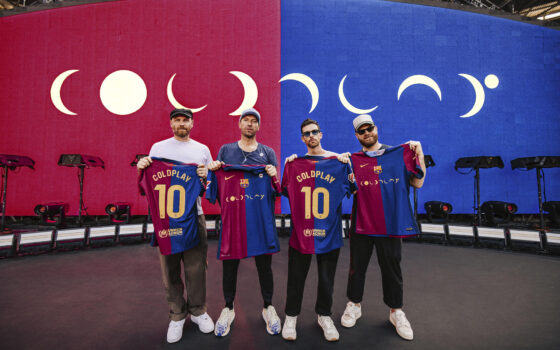 Los miembros de la banda Coldplay posan con las camisetas que el equipo masculino del Barcelona lucirá con el logotipo del grupo británico en el partido del próximo 26 de octubre en el Bernabéu ante el Real Madrid, y que el femenino llevará el 2 de noviembre ante el Eibar, dentro del acuerdo que la entidad azulgrana mantiene con Spotify, uno de sus principales patrocinadores. EFE/FC Barcelona ***SÓLO USO EDITORIAL-SOLO USO PERMITIDO PARA ILUSTRAR LA NOTICIA QUE APARECE EN EL PIE DE FOTO*** (CRÉDITO OBLIGATORIO)