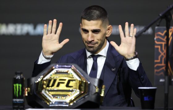 El hispano-georgiano Ilia Topuria durante la rueda de prensa este viernes en Abu Dabi. Topuria defenderá el título mundial del peso pluma de la UFC ante el estadounidense Max Holloway esta sábado. EFE/EPA/ALI HAIDER (Ilia Topuria vs Max Holloway UFC 308)