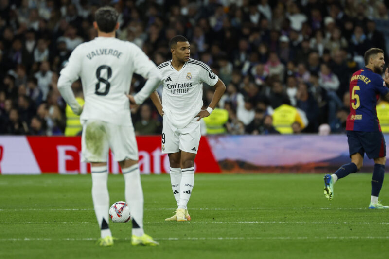 Mbappé fue blanco de una dura crítica de Thierry Henry El delantero francés del Real Madrid Kylian Mbappé reacciona tras recibir un gol del delantero polaco del FC Barcelona Robert Lewandowski, durante el partido de la jornada 11 de LaLiga EA Sports entre el Real Madrid y el FC Barcelona, este sábado en el estadio Santiago Bernabéu, en Madrid. EFE/Juanjo Martín