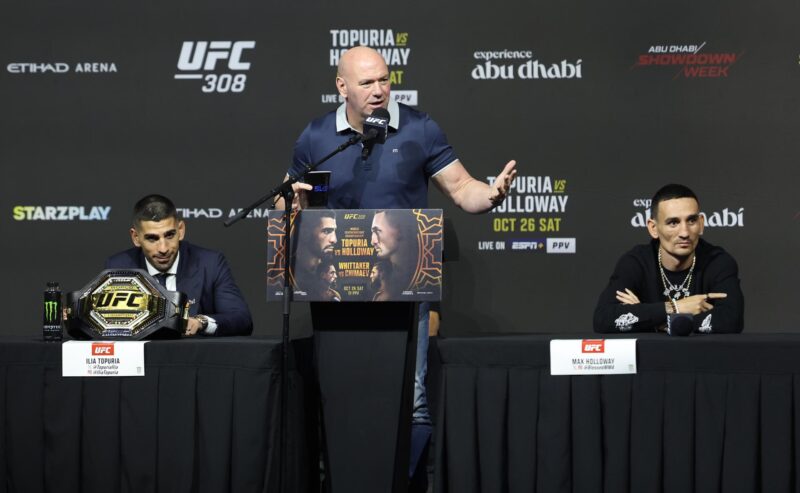 Ilia Topuria vs Max Holloway UFC 308; Horarios, fecha y por dónde ver El presidente de la UFC, Dana White, entre Ilia Topuria (iz) y Max Hollowaydurante la rueda de prensa de este jueves. EFE/EPA/ALI HAIDER