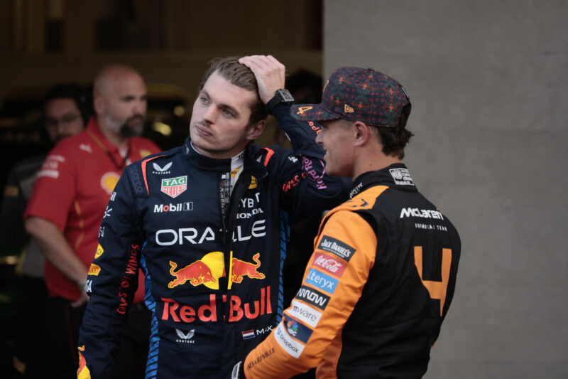 Los pilotos Max Verstappen (i) de Red Bull Racing y Lando Norris de McLaren, en el Gran Premio de Fórmula 1 en el autódromo Hermanos Rodriguez de la Ciudad de México (México). EFE/José Méndez