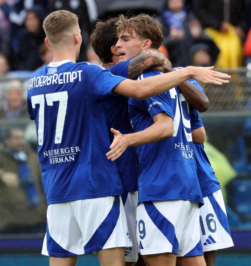 El jugador del Como Nico Paz celebra el 1-1 durante el aprtido de la Serie A que han jugado Como 1907 y Parma en el Giuseppe Sinigaglia stadium en Como, Italia. Partido que presenció Andrew Garfield. EFE/EPA/MATTEO BAZZI