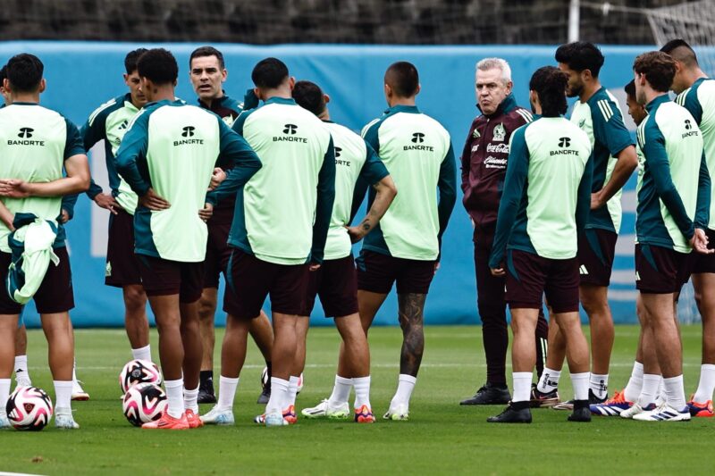 México vs Valencia: ¿Por dónde y a qué hora ver el partido? El entrenador de la selección mexicana de fútbol Javier Aguirre (4d), participa en un entrenamiento previo al amistoso contra Valencia en el Centro de Alto Rendimiento en Ciudad de México (México). EFE/Sáshenka Gutiérrez