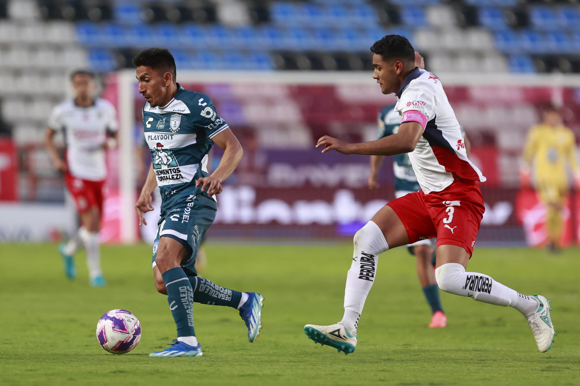 Chivas de Guadalajara ganan su primer partido sin el argentino Gago Ángel Mena (i) de Pachuca disputa el balón con Gilberto Sepúlveda de Guadalajara este sábado, en el partido de la jornada 12 del torneo Apertura 2024 del fútbol mexicano. EFE/ David Martínez Pelcastre