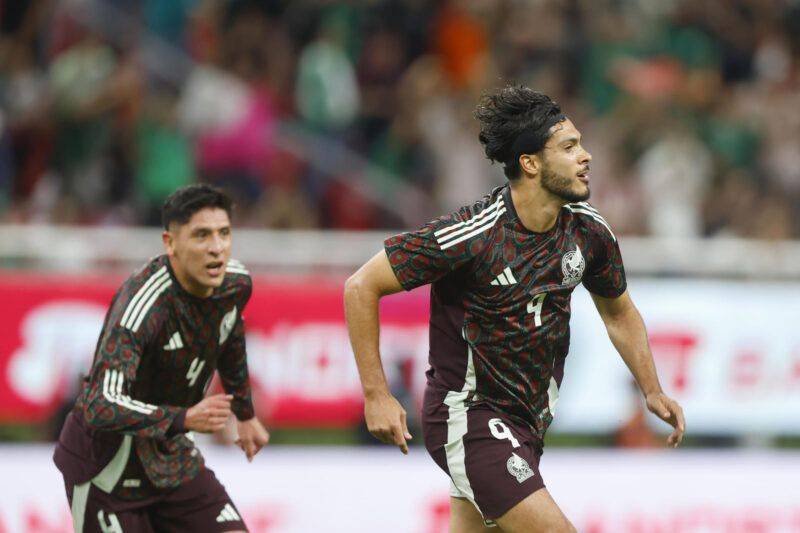 Raúl Jiménez sigue On Fire; Mira su gol ante el Aston Villa (VIDEO) Raúl Jiménez (d) de México celebra un gol ante Estados Unidos, este martes durante un partido amistoso en el Estadio Akron, en Guadalajara (México). EFE/ Francisco Guasco