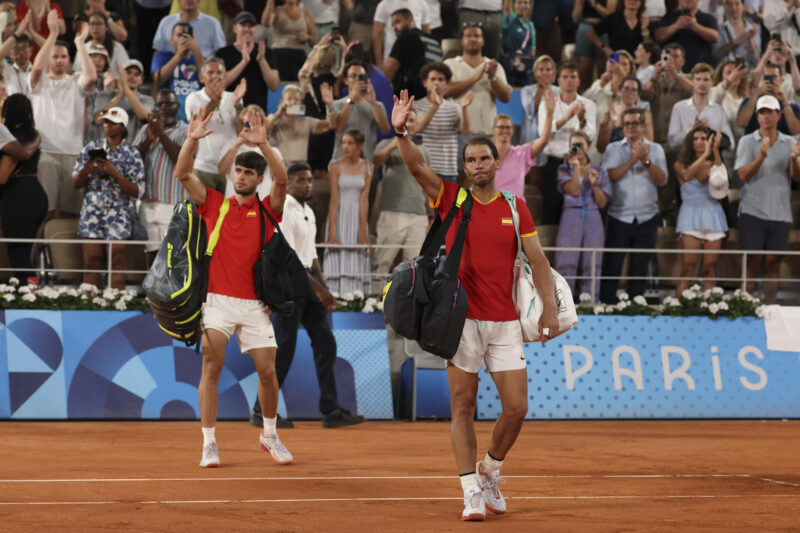 Los tenistas españoles Rafa Nadal (d) y Carlos Alcaraz saludan en una foto de archivo de los Juegos Olímpicos de París 2024, en el complejo de tenis Roland Garros de París. EFE/ Juanjo Martín