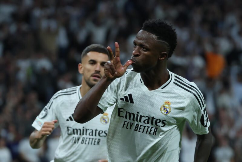 El delantero del Real Madrid Vinicius Jr. celebra su tercer gol, quinto del equipo blanco, durante el encuentro correspondiente a la fase regular de la Liga de Campeones entre Real Madrid y Borussia Dortmund, este martes en el estadio Santiago Bernabéu, en Madrid. EFE/Kiko Huesca
