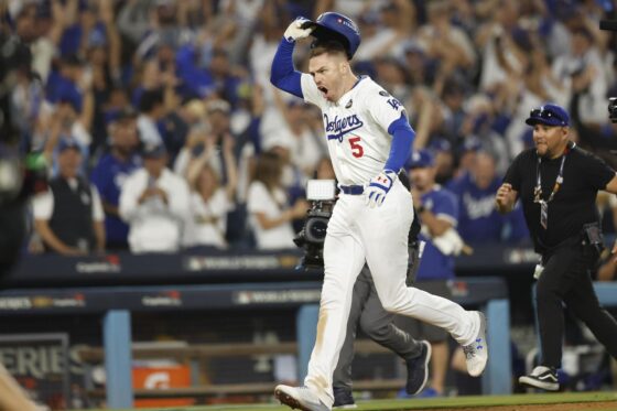 El jugador de los Dodgers de Los Angeles Freddie Freeman celebra tras conseguir un 'grand slam' ante los Yanquis de Nueva York. EFEALLISON DINNER