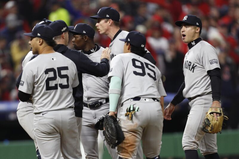 Fanáticos de Yankees le intentan robar una bola a Mookie Betts (VIDEO)