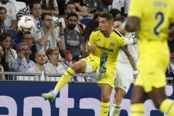 El defensa del Real Madrid Dani Carvajal (2i) sufre una lesión en una rodilla en un choque con Yeremi Pino (i), del Villarreal, en los últimos instantes del partido de la jornada 9 de Liga que disputaron Real Madrid y Villarreal CF este sábado en el estadio Santiago Bernabéu. EFE/Javier Lizón