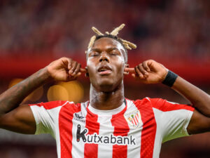 El delantero Nico Williams del Athletic Club de Bilbao celebra su gol ante el Slavia de Praga durante el partido de Liga Europa disputado este jueves en San Mamés. EFE/ Javier Zorrilla