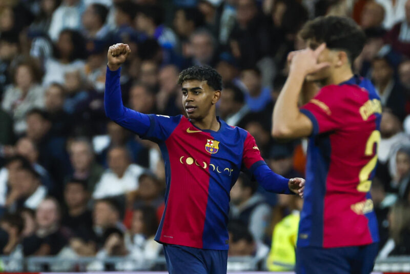 Lamine Yamal, el goleador más joven en la historia de los clásicos El delantero del FC Barcelona Lamine Yamal celebra tras anotar el tercer gol de su equipo durante el partido de la jornada 11 de LaLiga EA Sports entre el Real Madrid y el FC Barcelona, este sábado en el estadio Santiago Bernabéu, en Madrid. EFE/ Kiko Huesca