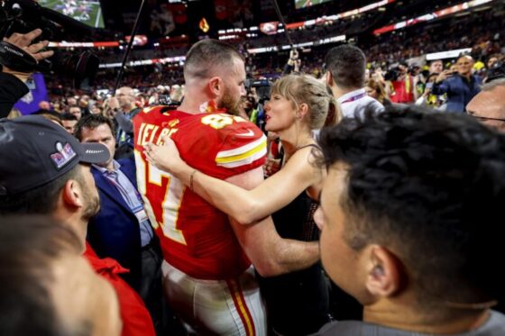 Fotografía de archivo, tomada el pasado 11 de febrero, en la que se registró a Travis Kelce (c-i), considerado el mejor ala cerrada activo de la NFL y tres veces campeón del Super Bowl con los Kansas City Chiefs, al abrazar a su novia, la súper estrella estadounidense del pop Taylor Swift (c-d), tras la victoria de los Chiefs en el Super Bowl LVIII, en Las Vegas (Nevada, EE.UU.). EFE/John G. Mabanglo