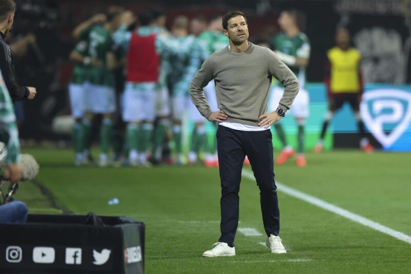 El técnico español Xabi Alonso, del Leverkusen, se lamenta tras encajar el gol del empate en la recta final en el partido de la Bundesliga jugado en Bremen, Alemania. EFE/EPA/CHRISTOPHER NEUNDORF