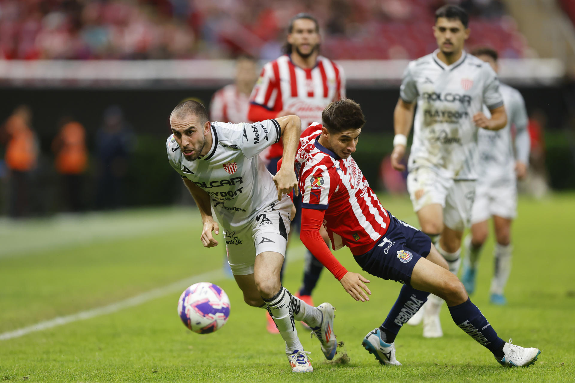 Del Pedregal a Verde Valle: TOP10 cracks que marcaron a Chivas y Pumas Isaac Brizuela (d) del Guadalajara disputa el balón con Manuel Mayorga de Necaxa este martes durante un partido de la jornada 13 del torneo apertura 2024 de la liga del fútbol mexicano disputado en el Estadio Akron en la ciudad de Guadalajara, Jalisco (México). EFE/ Francisco Guasco