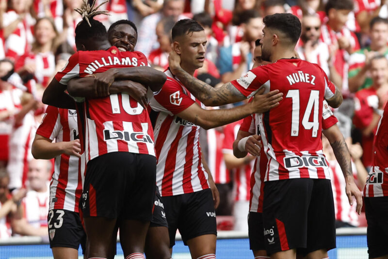 Nico Williams renueva con el Athletic y deja en shock al Barcelona El delantero del Athletic Club Iñaki Williams (izda, detrás) es felicitado por su hermano, el también delantero Nico Williams (izda, delante) después de marcar el 2-0 ante el Espanyol, este sábado en el estadio de San Mamés en Bilbao. EFE/ Miguel Toña
