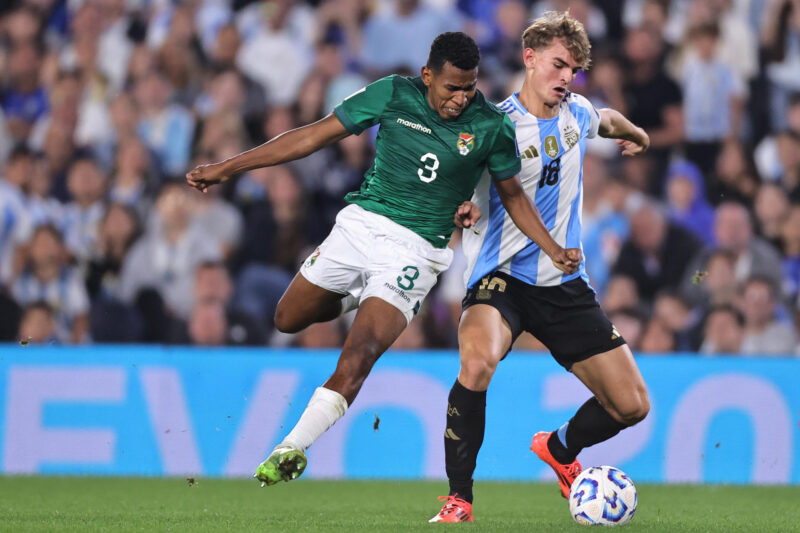 Nico Paz (d) de Argentina disputa un balón con Diego Medina de Bolivia este martes, en un partido de las eliminatorias sudamericanas para el Mundial 2026, en el estadio Mas Monumental de Buenos Aires (Argentina- Eliminatorias CONMEBOL). EFE/ Juan Ignacio Roncoroni