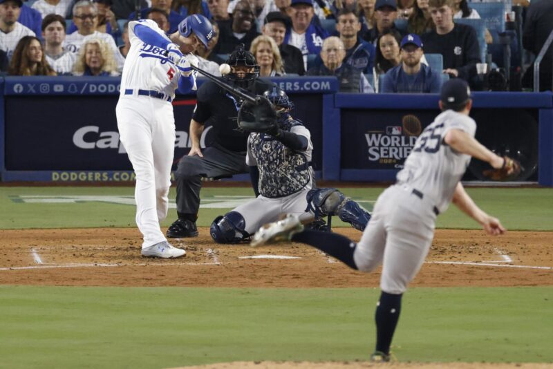 Freddie Freeman, de los Dodgers, batea un jonrón solitario ante el pitcher Carlos Rodón. EFE/EPA/CAROLINE BREHMAN